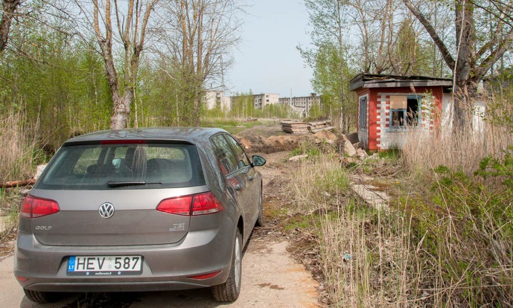 latvia-skrunda-1-abandoned-soviet-secret-town-path-woods