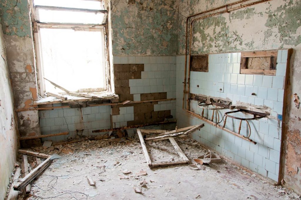 latvia-skrunda-1-abandoned-soviet-secret-town-bathroom